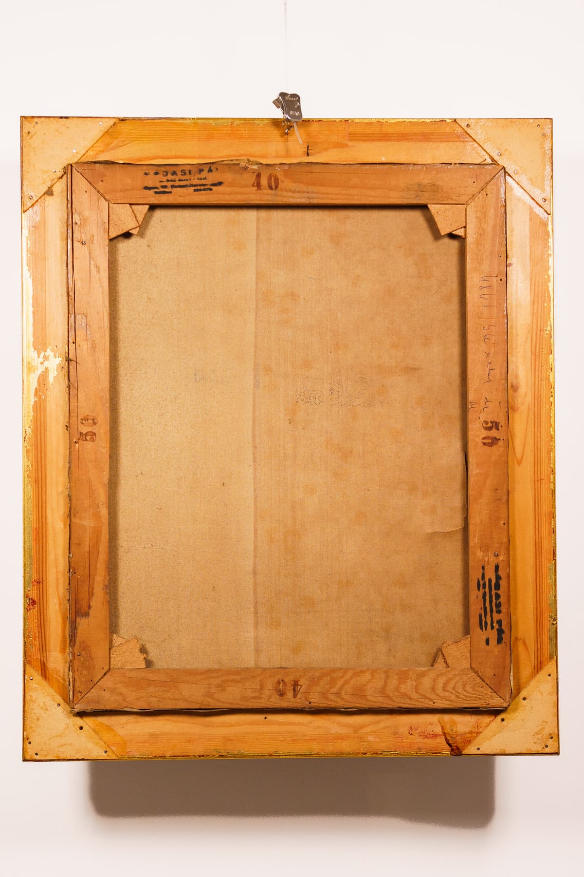 Őszi virágcsokor, fehér vázában