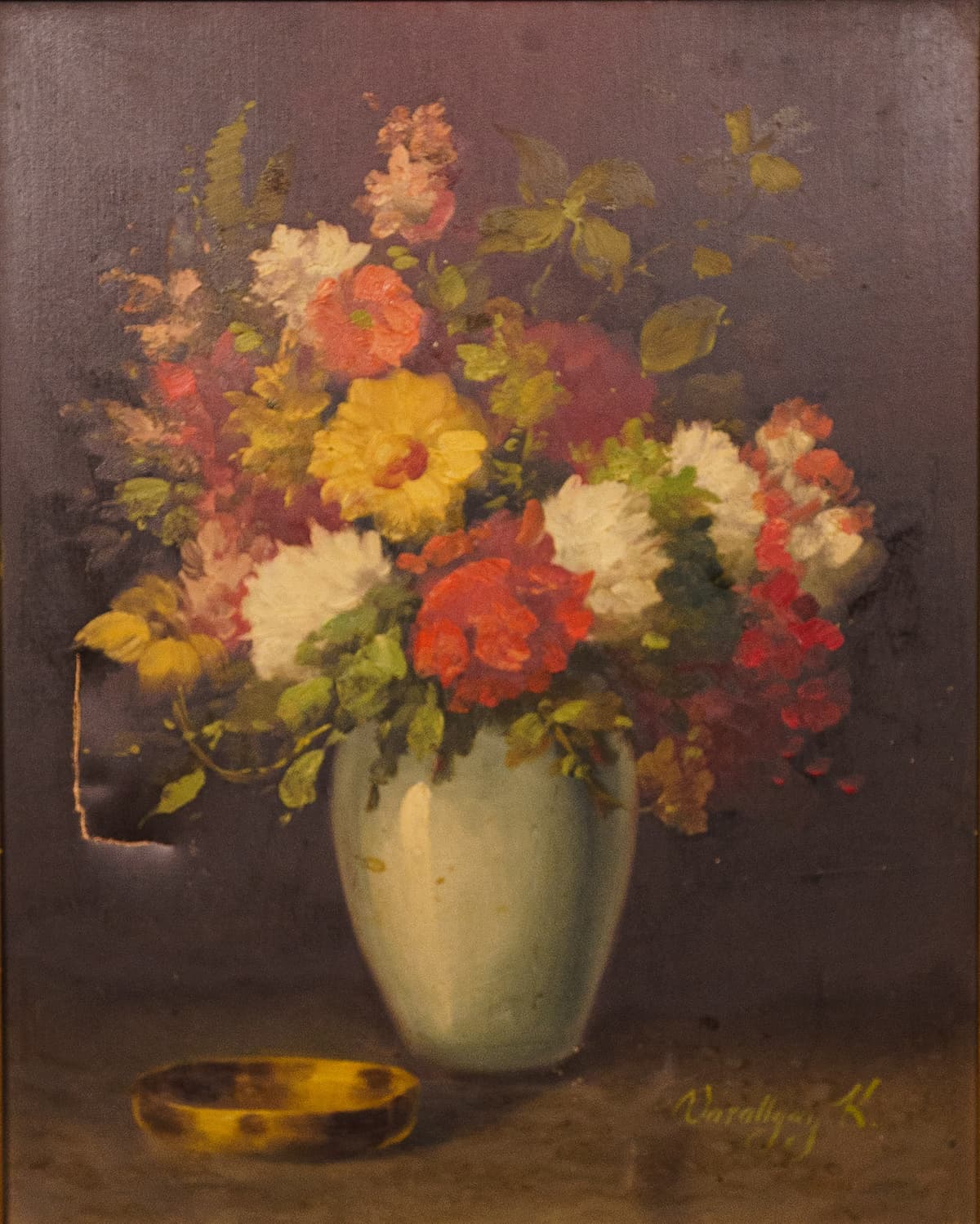 Őszi virágcsokor, fehér vázában