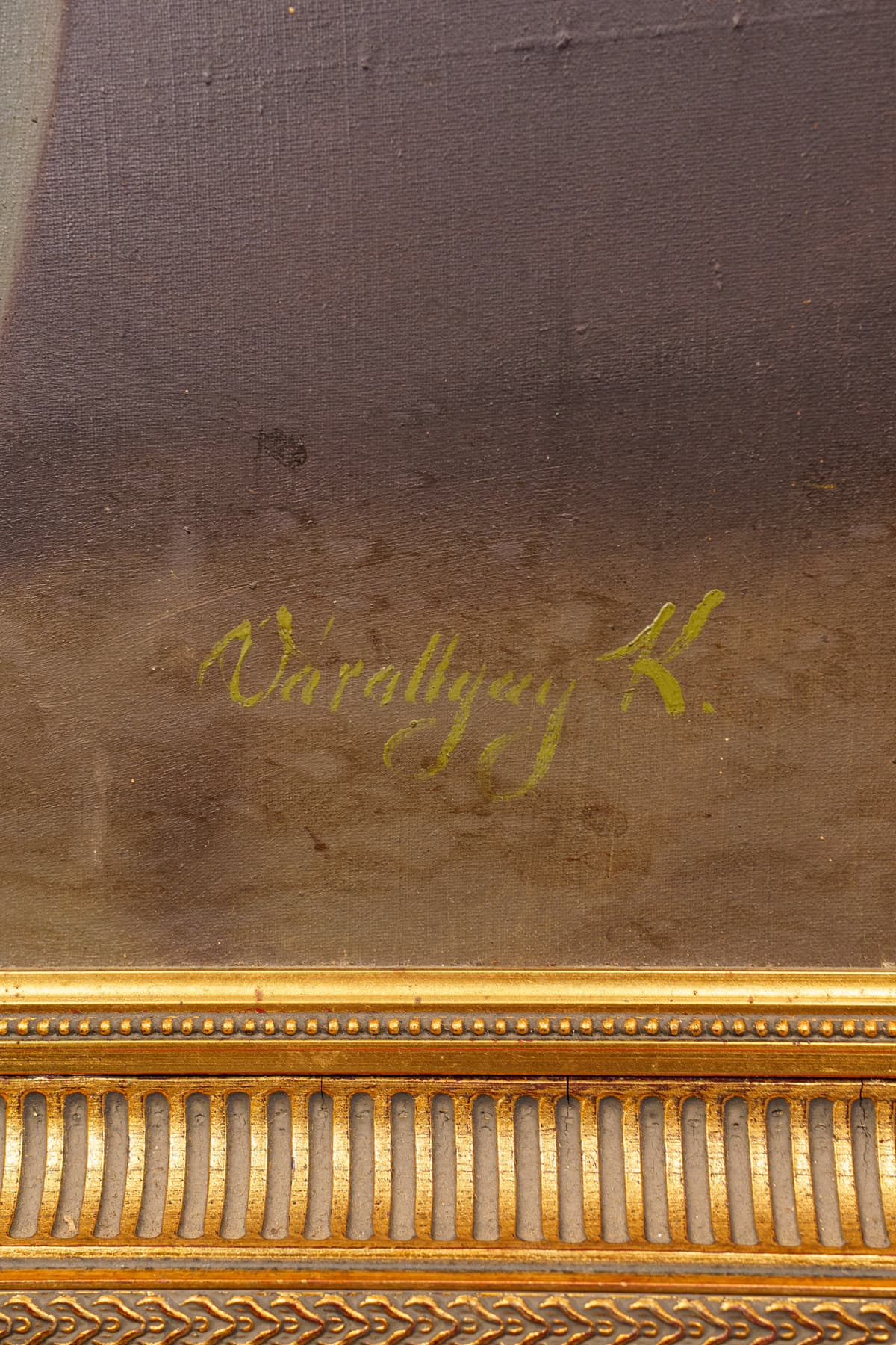 Őszi virágcsokor, fehér vázában