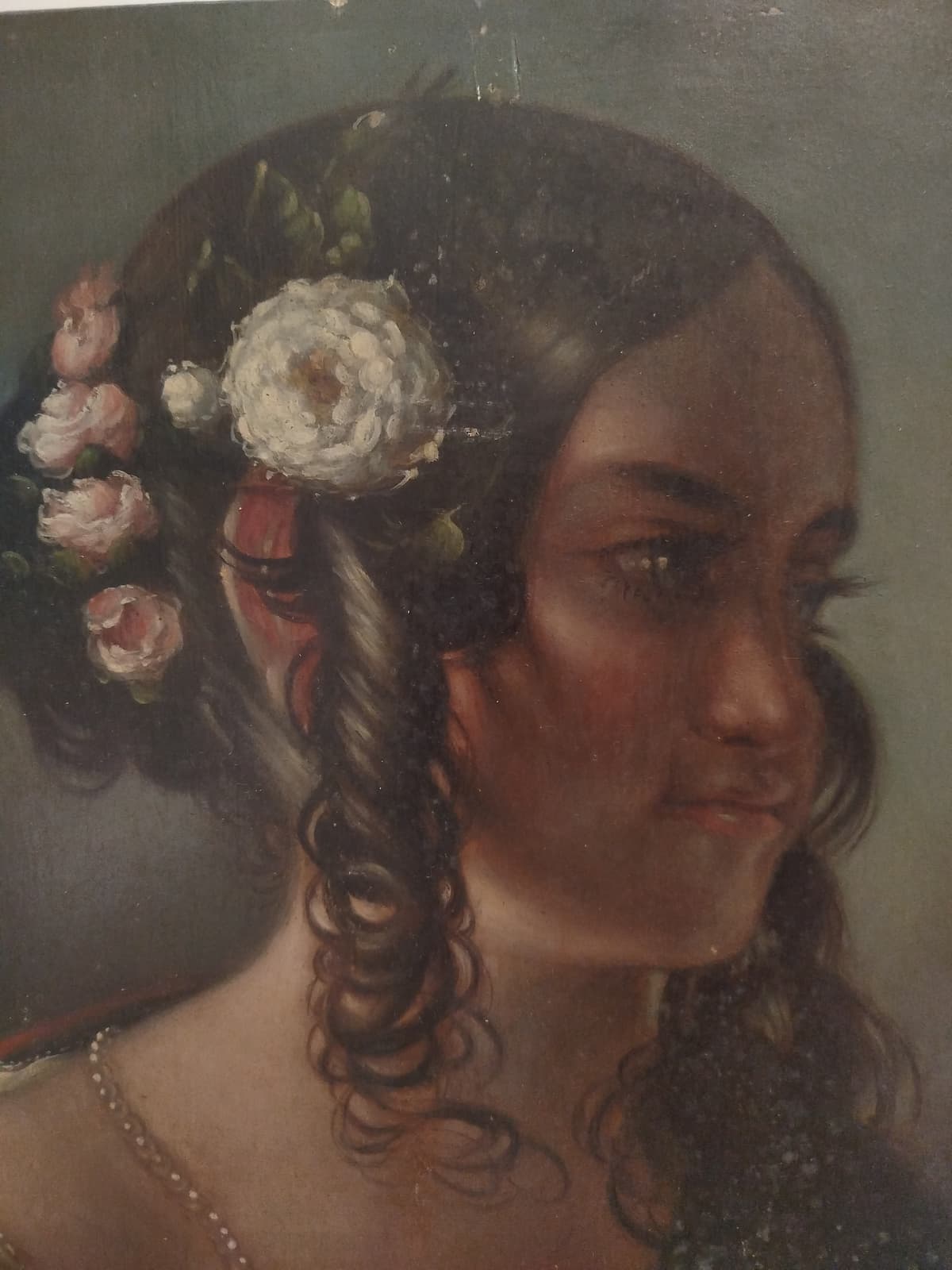 Fiatal nő portréja virágdíszes hajjal