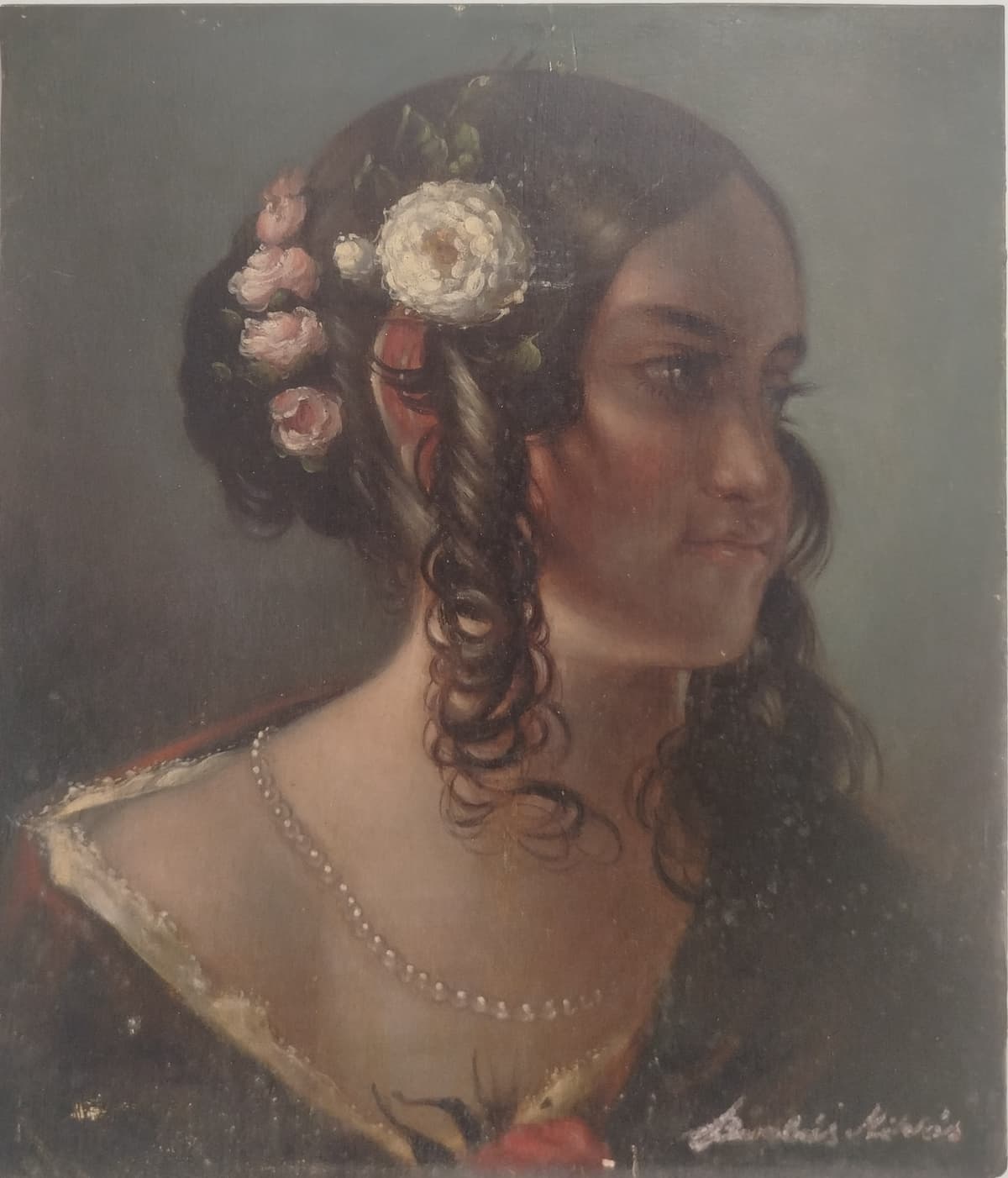 Fiatal nő portréja virágdíszes hajjal