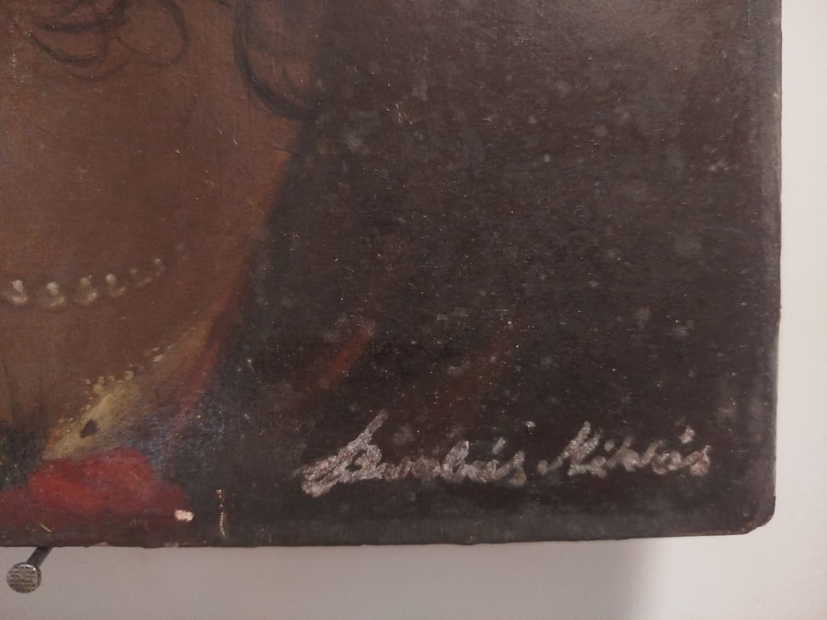 Fiatal nő portréja virágdíszes hajjal