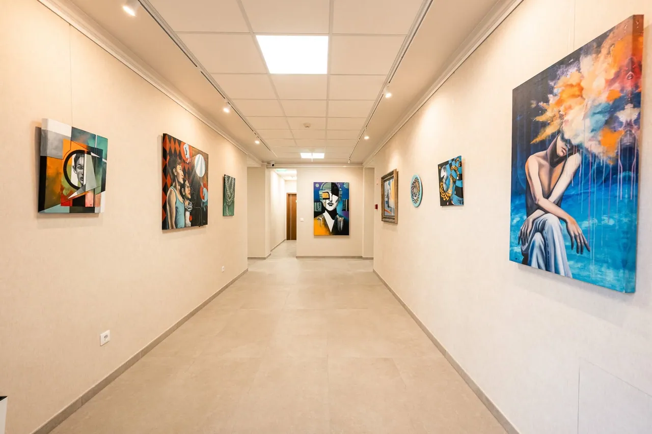 Kortárs festmények a Hotel Garzon Plaza kiállítóterében